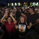Fans de Juan Gabriel cantan durante una proyección de uno de sus conciertos en el Zócalo, la plaza principal de la Ciudad de México, el domingo 22 de septiembre de 2024. (Foto AP/Fernando Llano)