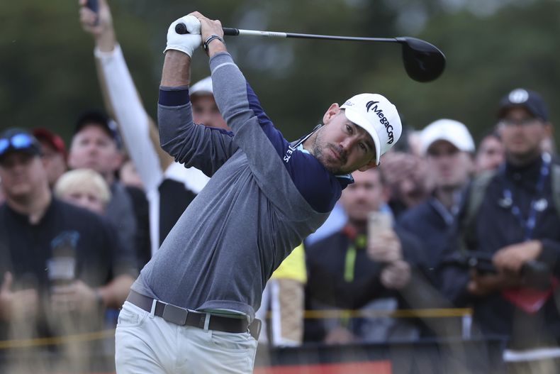 El estadounidense Brian Harman en el tee del hoyo 18 en la tercera ronda del Abierto Británico en el Royal Liverpool en Hoylake, Inglaterra el sábado 22 de julio del 2023.(AP Foto/Peter Morrison)