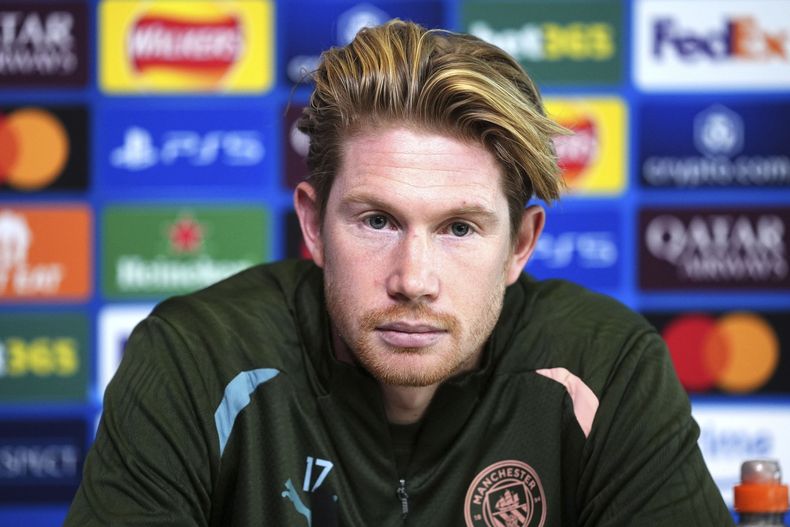 Kevin De Bruyne del Manchester City observa durante la conferencia de prensa previa al encuentro de la Liga de Campeones ante el Feyenoord en el City Football Academy en Manchester el lunes 25 de noviembre de 2024. (Martin Rickett/PA via AP)