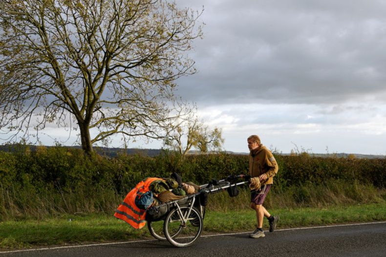 El aventurero británico Karl Bushby se acerca caminando a Market Rasen, Lincolnshire, Reino Unido, el 28 de octubre de 2026, en el último tramo de su vuelta al mundo caminando durante 28 años para regresar a la casa de su madre en Hull. (AP Foto/Brian Melley)