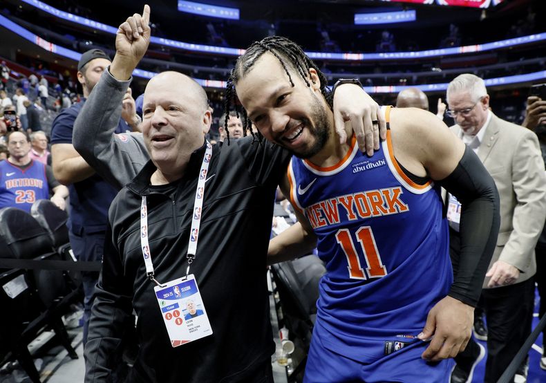 El presidente de los Knicks de Nueva York, Leon Rose, abraza al base Jalen Brunson, tras eliminar a los Pistons de Detroit en los playoffs, el jueves 1 de mayo de 2025 (AP Foto/Duane Burleson)