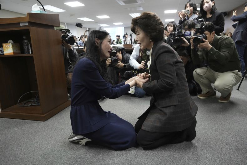 La presidenta de la Comisión de Verdad y Reconciliación Park Sun Young (der) consuela a Yooree Kim, una persona adoptada, en conferencia de prensa en Seúl, Corea del Sur, el 26 de marzo del 2025. (AP foto/Ahn Young-joon)