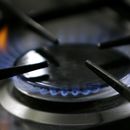 ARCHIVO - Un quemador está encendido en una estufa que utiliza gas natural, el 11 de enero de 2006. (AP Foto/Thomas Kienzle, Archivo)