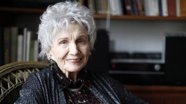ARCHIVO - La autora canadiense Alice Munro es fotografiada durante una entrevista en Victoria, B.C. Martes, 10 de diciembre de 2013. Munro, el gigante literario canadiense que se convirtió en uno de los autores contemporáneos más estimados del mundo y uno de los cuentistas más honrados de la historia, falleció a los 92 años. (Chad Hipolito/The Canadian Press via AP, archivo)