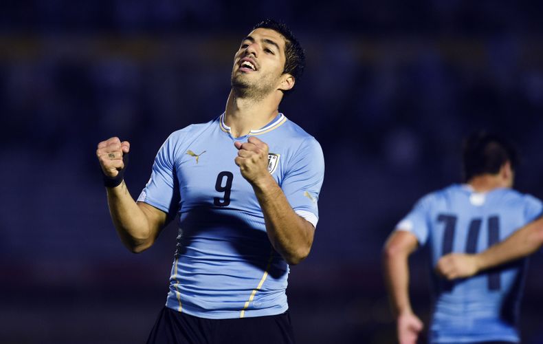 El jugador de Uruguay, Luis Su&aacute;rez, festeja un gol contra Costa Rica en un amistoso el jueves, 13 de noviembre de 2014, en Montevideo. (AP Photo/Matilde Campodonico)