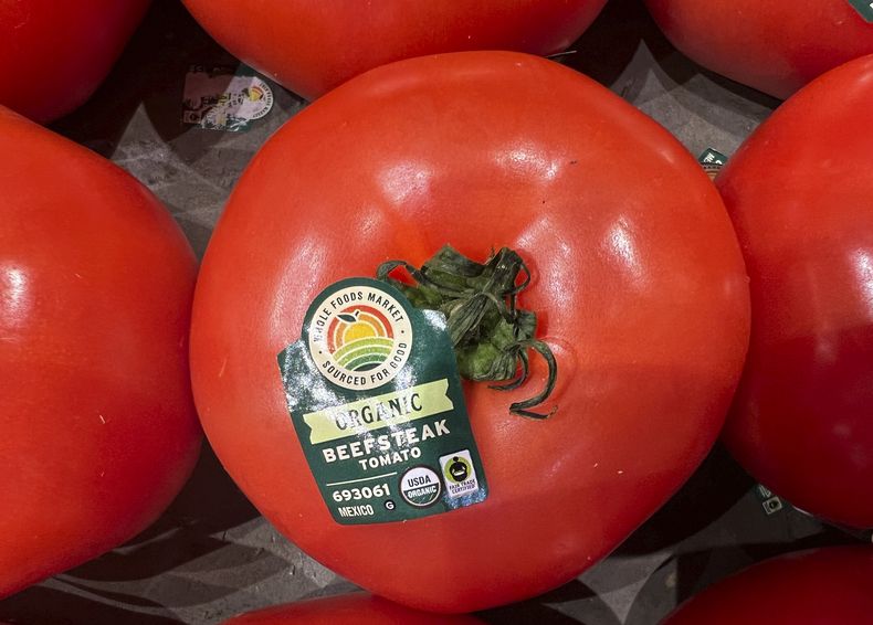 Tomates importados desde México a la venta en un supermercado, el miércoles 5 de marzo de 2025, en Miami. (AP Foto/Lynne Sladky, Archivo)