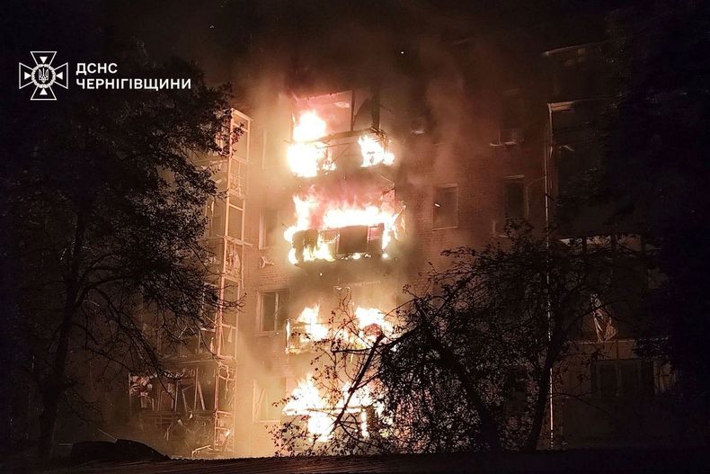 En esta imagen, distribuida por los Servicios de Emergencia de Ucrania el 16 de octubre de 2025, se muestra un incendio en un edificio residencial tras un ataque ruso en Nizhyn, en la región ucraniana de Chernihiv. (Servicios de Emergencia de Ucrania vía AP)