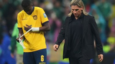 El argentino Sebastián Beccacece, técnico de la selección de Ecuador, se marcha del campo tras la eliminación ante México, el martes 30 de junio de 2026 (AP Foto/Eduardo Verdugo)
