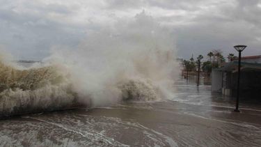 varias carreteras continuan cerradas ante el fuerte oleaje