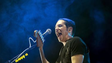 Brian Molko de la banda de rock británico Placebo en Budapest, Hungría, el 11 de noviembre de 2016. (Balazs Mohai/MTI via AP)