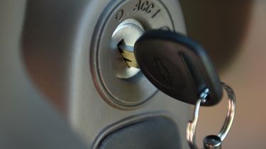 americateve | ARCHIVO - Esta foto de archivp del 1 de abril de 2014 muestra el mecanismo de encendido de un Chevrolet Cobalt 2005 en Alexandria, Virginia. El abogado texano Robert Hilliard ha entablado una demanda contra General Motors en nombre de 658 personas lesiona