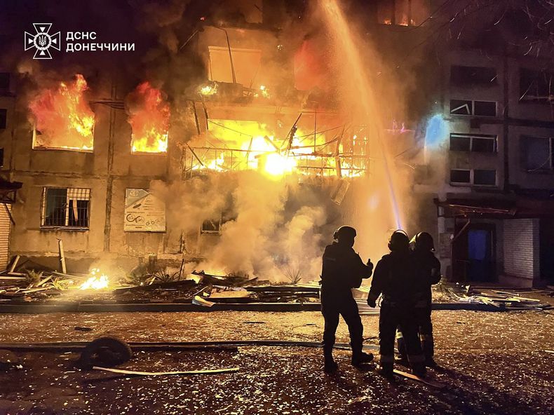 En esta imagen proporcionada por el Servicio Ucraniano de Emergencias, bomberos apagan el incendio tras un ataque de cohete ruso en Dobropillya, en la región de Donetsk, Ucrania, el sábado 8 de marzo de 2025. (Servicio Ucraniano de Emergencias via AP)