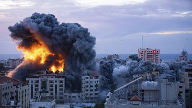 Fuego y humo se elevan tras un ataque aéreo israelí el sábado 7 de octubre de 2023, en la Ciudad de Gaza. (AP Foto/Fatima Shbair)