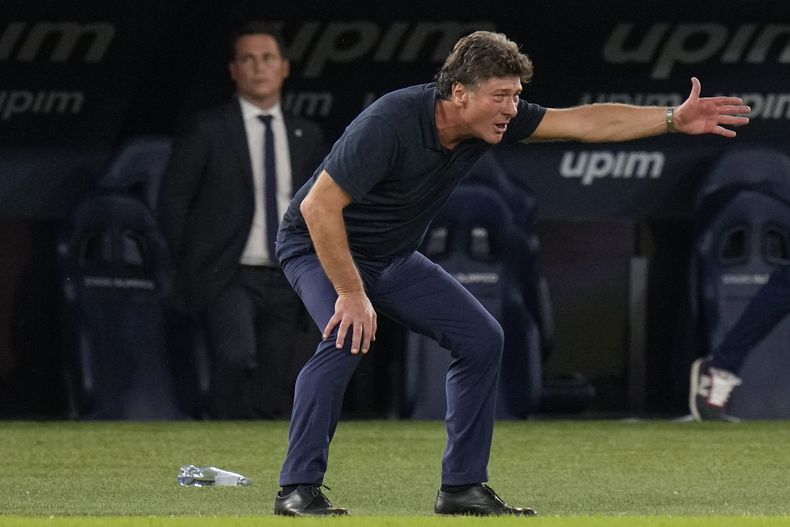 ARCHIVO - Foto del 19 de septiembre del 2021, el técnico del Cagliari Walter Mazzarri dirige en ele encuentro ante la Lazio. El viernes 24 de noviembre del 2023, Mazzarri cree que el éxito del Napoli inició hace una década cuando estaba al frente del equipo. (AP Foto/Alessandra Tarantino, Archivo)