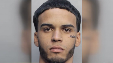 acusan de varios delitos a un joven con tatuaje de hialeah en la cara