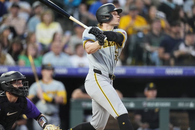 Jack Suwinski, de los Piratas de Pittsburgh, conecta un jonrón de dos carreras el viernes 14 de junio de 2024, ante los Rockies de Colorado (AP Foto/David Zalubowski)