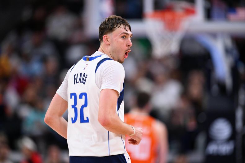 Cooper Flagg, alero de los Mavericks de Dallas, festeja en el duelo del sábado 29 de noviembre de 2025, ante los Clippers de Los Ángeles (AP Foto/William Liang)