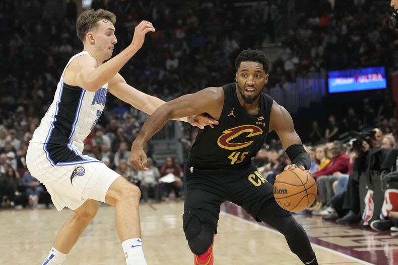 Donovan Mitchell, de los Cavaliers de Cleveland, elude a Franz Wagner, del Magic de Orlando, en el encuentro del viernes 1 de noviembre de 2024 (AP Foto/Sue Ogrocki)