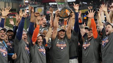 Astros remontan con jonrón de Yordan y son campeones