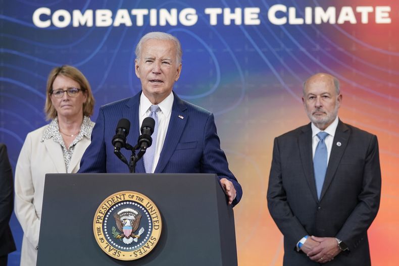 El presidente Joe Biden durante un evento para anunciar nuevas medidas dirigidas a ayudar a las comunidades a lidiar con el clima extremo, en la Casa Blanca, el jueves 27 de julio de 2023, en Washington. (AP Foto/Evan Vucci)