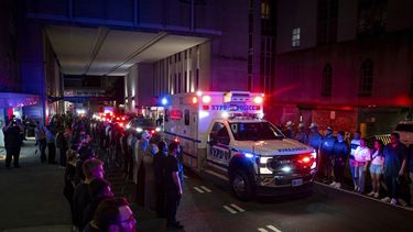 La ambulancia que lleva el cuerpo del policía Didarul Islam sale del Hospital NewYork-Presbyterian/Weill Cornell tras el tiroteo en la ciudad de Nueva York, el 29 de julio del 2025. (AP foto/Angelina Katsanis)