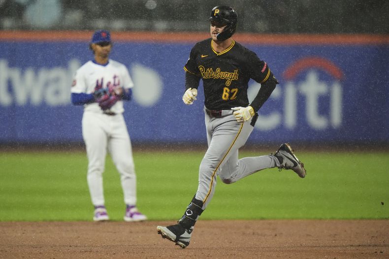 Matt Gorski (62), de los Piratas de Pittsburgh, corre las bases después de batear un jonrón durante la segunda entrada del juego de béisbol de Grandes Ligas frente a los Mets de Nueva York, el miércoles 14 de mayo de 2025, en Nueva York. (AP Foto/Frank Franklin II)