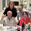 Esta foto sin fecha proporcionada por Silvia Larrieu el martes 8 de septiembre de 2026 muestra a Mario Lamar, abajo a la izquierda, y su esposa, Lili, abajo a la derecha. (Silvia Larrieu vía AP) Esta foto sin fecha proporcionada por Silvia Larrieu el martes 8 de septiembre de 2026 muestra a Mario Lamar, abajo a la izquierda, y su esposa, Lili, abajo a la derecha. (Silvia Larrieu vía AP)