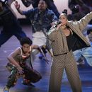 Alicia Keys se presenta junto a miembros de la compañía de Hells Kitchen en la 77a entrega de los Premios Tony el domingo 16 de junio de 2024, en Nueva York. (Foto Charles Sykes/Invision/AP)