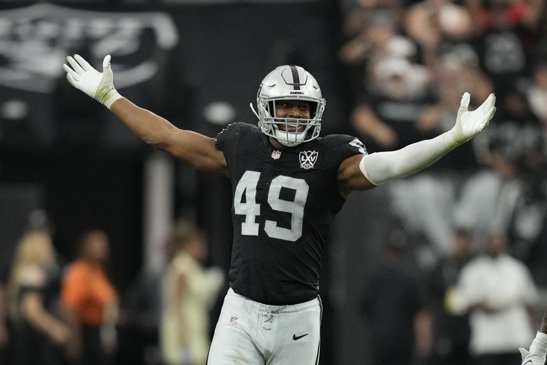El defensive end de los Raiders de Las Vegas Charles Snowden celebra al capturar al quarterback de los Browns de Cleveland Deshaun Watson en el encuentro del domingo 29 de septiembre del 2024. (AP Foto/David Becker)