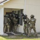 Miembros de un equipo de respuesta especial del Servicio de Control de Inmigración y Aduanas (ICE) muestran cómo entran a una vivienda para dar con una persona buscada, en el centro de formación federal en Brunswick, Georgia, el 21 de agosto de 2025. (AP Foto/Fran Ruchalski)