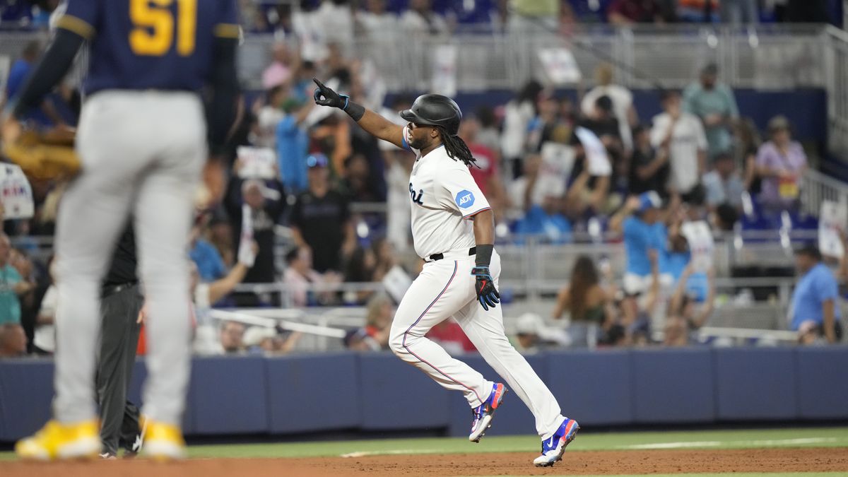 Cerveceros aseguran lugar en playoffs y buscan cetro de la Central, al  aplastar 16-1 a Marlins