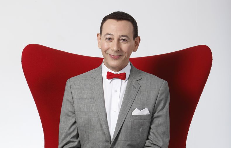 ARCHIVO - El actor Paul Reubens caracterizado como Pee-wee Herman posa para un retrato para promover la obra de teatro The Pee-wee Herman Show, el 7 de diciembre de 2009, en Los Angeles. Reubens murió el 30 de julio de 2023 después de una lucha de seis años contra el cáncer que no hizo pública, dijo su publicista en un comunicado. (Foto AP/Danny Moloshok, archivo)