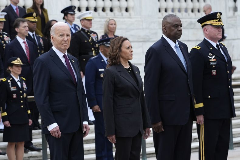 El presidente Joe Biden, a la izquierda, acompañado, de izquierda a derecha, por la vicepresidenta Kamala Harris, el secretario de Defensa Lloyd Austin y el mayor general del Ejército Trevor Bradenkamp, durante la Ceremonia de Honor a las Fuerzas Armadas en la Tumba del Soldado Desconocido, en el Cementerio Nacional, el lunes 27 de mayo de 2024, en Arlington, Virginia. (AP Foto/Susan Walsh)