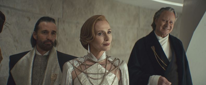 Esta imagen proporcionada por Disney+ muestra a Allistair Mackenzie, como Perrin Fertha, de izquierda a derecha, Genevieve OReilly, como Mon Mothma, y Stellan Skarsgård, como Luthen Rael, en una escena de Andor. (Lucasfilm Ltd./Disney+ vía AP)