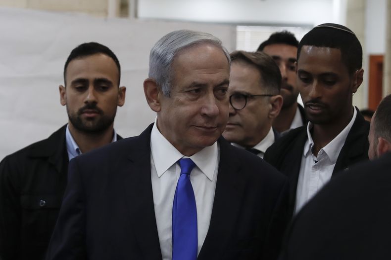 El primer ministro israelí Benjamin Netanyahu llega a una corte de distrito el domingo 25 de junio de 2023, en Jerusalén. (Atef Safadi/Foto compartida vía AP)