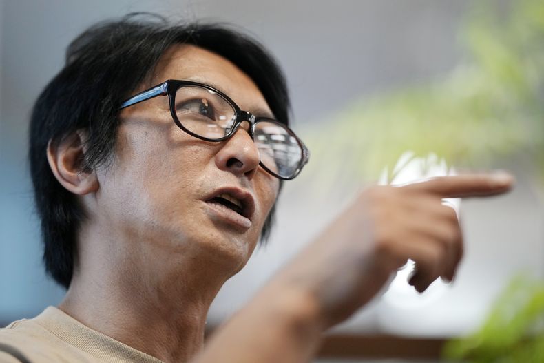 Junya Hiramoto, director de la Asociación de Víctimas de Agresión Sexual de Johnnys, habla durante una entrevista con The Associated Press el lunes 4 de septiembre de 2023 en Tokio. Un grupo de hombres que afirman haber sido abusados sexualmente por un productor de bandas musicales de chicos japonesas expresaron el lunes su esperanza de que la compañía acepte ofrecer una compensación financiera e introducir medidas para evitar que esto vuelva a ocurrir. (Footo AP/Eugene Hoshiko)
