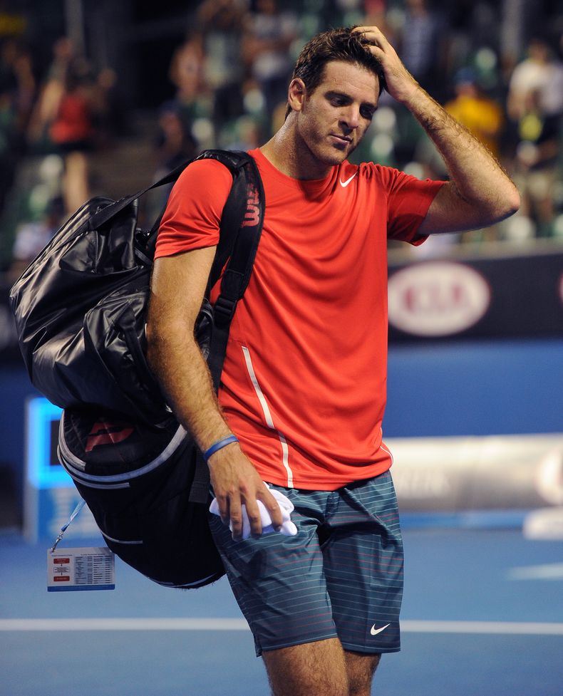El tenista argentino Juan Mart&iacute;n del Potro sale de la cancha tras perder ante Roberto Bautista Agut en la segunda ronda del Abierto de Australia el 16 de enero de 2014. Del Potro anunci&oacute; el 14 de octubre de 2014 que no jugar&aacute; hasta 20