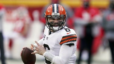 Browns extienden contratos de Mayfield y Ward por quinto año