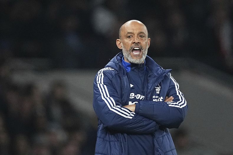 ARCHIVO - Foto del lunes 21 de abril del 2025, el entrenador del Nottingham Forest Nuno Espirito Santo en el encuentro ante el Tottenham. (AP Foto/Dave Shopland, Archivo)
