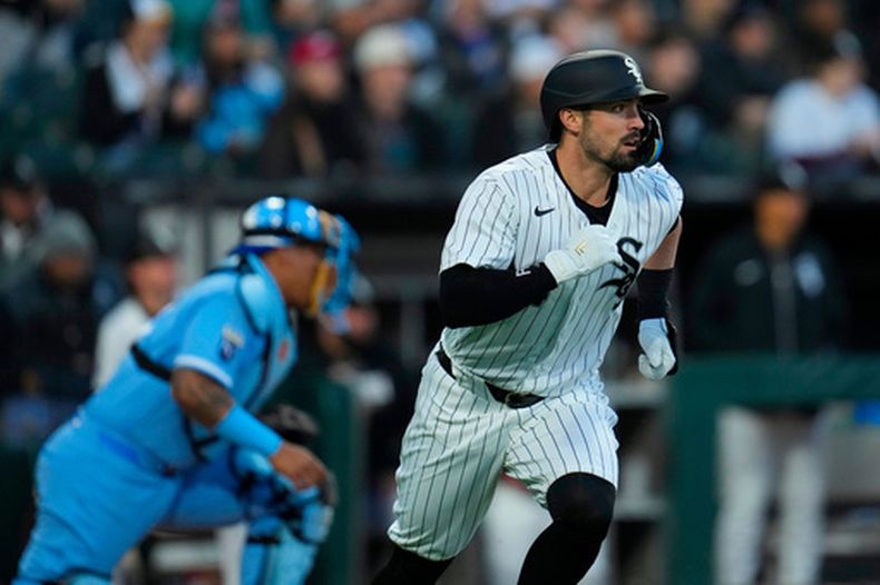 Randal Grichuk, de los Medias Blancas de Chicago, corre al conectar un sencillo de dos carreras el jueves 14 de mayo de 2026, en un triunfo sobre los Reales de Kansas City (AP Foto/Erin Hooley)