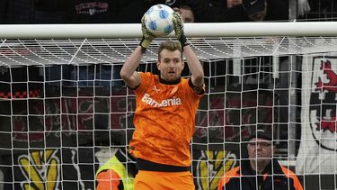 ARCHIVO - El arquero Lukas Hradecky del Bayer Leverkusen controla el balón durante el partido contra St. Pauli en la Bundesliga, el sábado 7 de diciembre de 2024. (AP Foto/Martin Meissner)