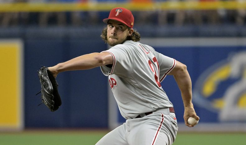 El abridor de los Filis de Filadelfia Aaron Nola lanza en el segundo episodio del encuentro ante los Rays de Tampa Bay el martes 4 de julio del 2023. (AP Foto/Steve Nesius)