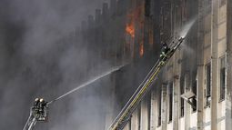 Bomberos sofocan un incendio tras un ataque ruso en Járkiv, Ucrania, miércoles 20 de marzo de 2024. (AP Foto/Efrem Lukatsky)