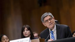 Jacob Lew, secretario del Tesoro durante la presidencia de Barack Obama, declara ante la Comisión de Relaciones Exteriores del Senado que examina su nombramiento como embajador a Israel, 18 de octubre de 2023, en Washington. La comisión aprobó el nombramiento el miércoles 25 de octubre de 2023 y lo elevó al pleno del Senado. (AP Foto/Stephanie Scarbrough)