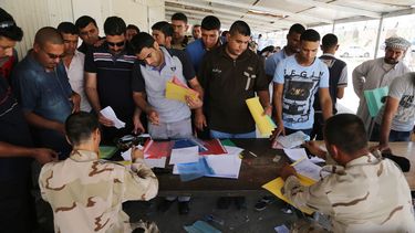 americateve | Voluntarios iraqu&iacute;es se presentan en un centro de reclutamiento del ej&eacute;rcito para prestar servicios militares en Bagdad. El primer ministro iraqu&iacute; acus&oacute; el mi&eacute;rcoles 9 de julio de 2014 a la regi&oacute;n semiaut&oacute;n