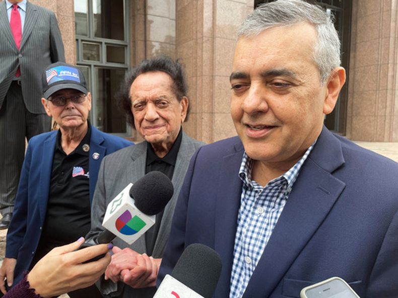 ARCHIVO – El exrepresentante David Rivera habla con los medios fuera de un tribunal federal en Miami, el 20 de diciembre de 2022. (AP Foto/Joshua Goodman, Archivo)