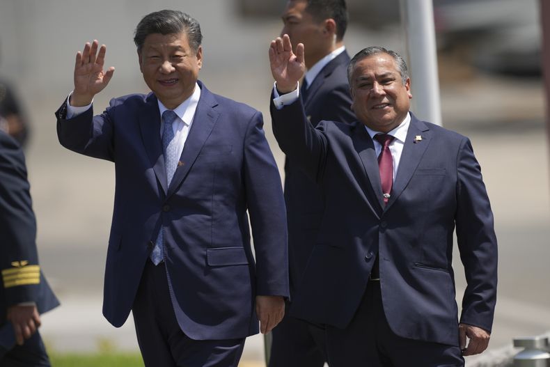 El presidente de China, Xi Jinping (izquierda), y el primer ministro de Perú, Gustavo Adrianzen, saludan en el aeropuerto tras la llegada de Xi al país para participar en la cumbre del Foro de Cooperación Económica Asia Pacífico (APEC, por sus siglas en inglés), en Lima, Perú, el 14 de noviembre de 2024. (AP Foto/Guadalupe Pardo)