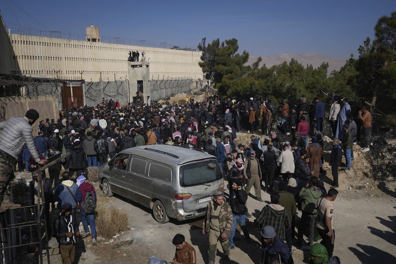 Gente ante la ominosa prisión militar de Saydnaya, al norte de Damasco, Siria, el lunes 9 de diciembre de 2024. Una multitud se reunió para entrar en la prisión, conocida como el matadero, tras la liberación de presos cuando la insurgencia derrocó al gobierno de Bashar al Assad el domingo. (AP foto/Hussein Malla)