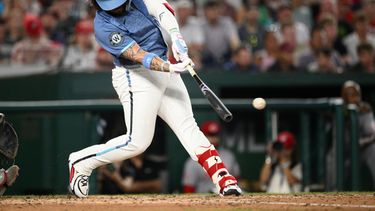 El venezolano Andrés Chaparro, de los Nacionales de Washington, pega un doblete productor de dos carreras el sábado 8 de agosto de 2026 ante los Rojos de Cincinnati (AP Foto/Nick Wass)