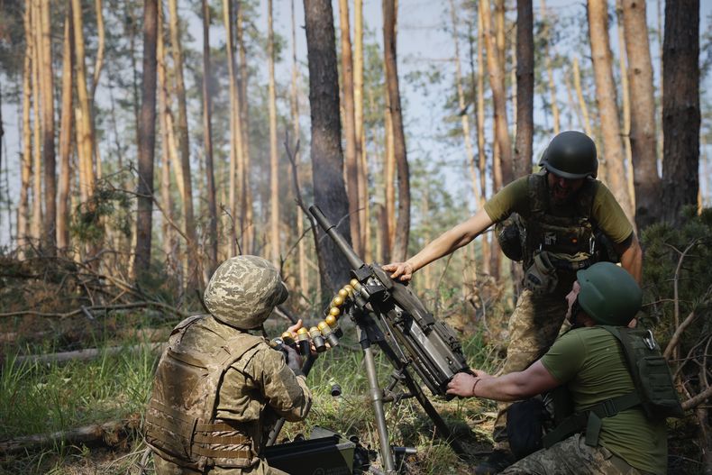 Soldados ucranianos disparan hacia posiciones rusas en el frente, cerca de Kreminna, en la provincia ucraniana de Luhansk, el 8 de junio de 2023. (Roman Chop vía AP)